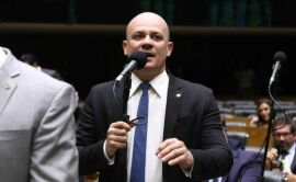 Imagem da notícia Projeto torna crime criar entidade falsa para desviar dinheiro público